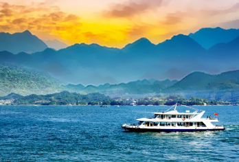 杭州千岛湖景区+中心湖区一日游【登梅峰岛 月光岛赏千岛风光】【[正宗千岛湖]第一次来千岛湖的游客，建议您一定要走千岛湖中心湖，登顶梅峰岛，月光岛。】