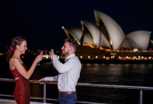 澳大利亚悉尼情人港库克船长游船星光晚餐巡游之旅【可选临窗】【在星空与悉尼城市夜景的映衬下，于水上享用精致晚餐，感受港湾夜色的独特魅力。】
