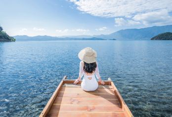 丽江泸沽湖一日游【划猪槽船登鸟岛+单独砂锅腊排骨+进店赔款】【真纯玩不进店无自费，若有进店双倍赔款】