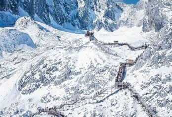 丽江玉龙雪山+蓝月谷一日游·冰川公园索道丨8人团+氧气【冰川公园（4506~4680米）-：步行栈道直达冰川舌前沿，肉眼可见冰塔林、冰裂隙等冰川地貌】