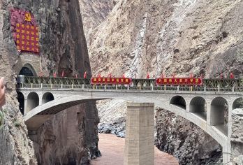 云南怒江大桥+老姆登村+丙中洛+雾里村一日游中英文服务【双廊艺术岛枕浪眠，天空之镜摄云天，小普陀畔鸥鸟翩，理想邦里梦圣托里尼。】