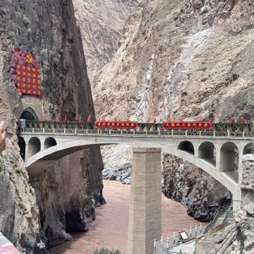 云南怒江大桥+怒江大峡谷+老姆登村+老虎跳一日游可中英文服务