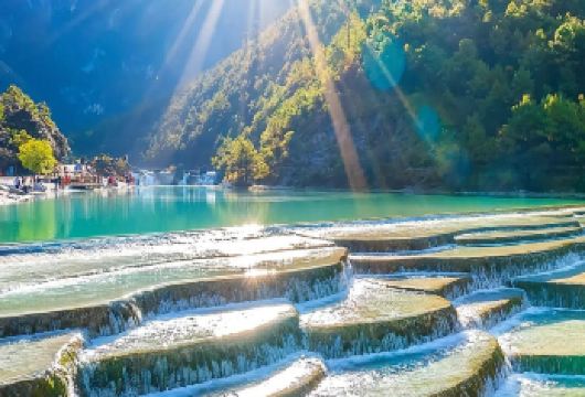 丽江古镇+玉龙雪山+蓝月谷包车：欣赏雪域风光，邂逅纳西千年情【当地“老司机”车技过硬，经验丰富，车辆正规 安全舒适；包车价≈打车费，省时省力，行程可以调整】