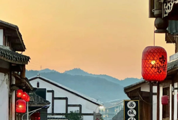 贵阳私人日游：青岩古镇、天河潭旅游度假区【漫步于明代古街，穿梭在标志性的青石民居之间，品尝地道的本地小吃，如红烧猪蹄。 享受免费市区接送和明确的服务时间（约8小时），还可选择附加售卖服务以延长探索时间。 探索青岩古镇的多元文化，体验天河潭的山水之美】