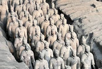兵马俑门票（可选导览服务）【提前门票通常可以省去排队门票的麻烦。这意味着您可以有更多时间欣赏景点，减少等待时间。 选择导游服务，提升您的体验。知识渊博的导游会为您讲述丰富的历史故事和关于武士的趣闻轶事。 门票可以让您参观令人惊叹的兵马俑遗址，其中展示了数千个真人大小的兵马俑。】
