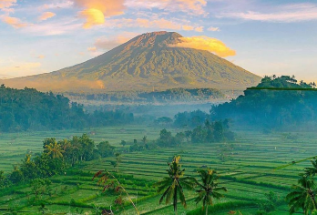 巴厘岛 Instagram 之旅（伦普央、蒂尔塔冈加、塔曼乌戎、维尔京海滩）【在 Bukit Cinta 观看阿贡火山的日出，并通过伦普扬寺著名的“天堂之门”将这座山峰完美地框入画面。 漫步于蒂尔塔冈加宁静的锦鲤池和喷泉之间，探索乌戎水宫优雅的花园和倒影池。 在卡朗阿森处女海滩柔软的白色沙滩上放松身心，这颗隐藏的海岸明珠拥有清澈见底的海水，是游泳和日光浴的理想场所。】