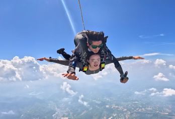 安吉天子湖通用机场跳伞一日游【3000米高度+空中酷炫拍摄】【[刺激体验]高空自由落体，俯瞰震撼美景；】