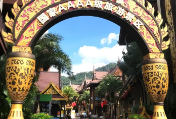 云南德宏瑞丽一寨两国+姐告口岸+莫里热带雨林一日游中英文服务【一秋千荡两国，姐告国门望胞波，莫里瀑布隐雨林，边陲明珠耀西南。】