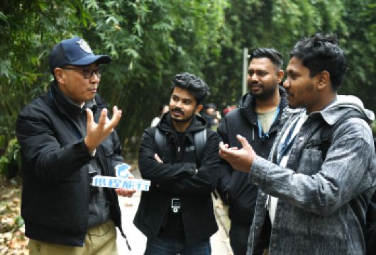 成都熊猫基地3小时英文拼团讲解10人小团+专属文创【专业英文深度讲解：甄选深耕熊猫保护领域5年以上的资深向导，拒绝走马观花，每一处景点都搭配专属科普解读】