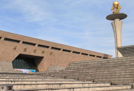 【包含门票】【文博大咖说】洛阳博物馆一日游大咖人工2小时讲解【精选文物]精心策划的讲解主题，深入浅出尊重还原真是历史！】