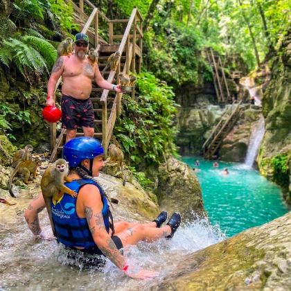 普拉塔港探险组合：猴子体验与Damajagua瀑布