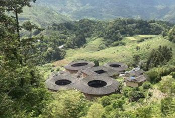 南靖田螺坑土楼+裕昌楼+塔下村纯玩一日游免费接送+多语种导游【[专属导游]专业持证英/韩/中语导游，提供深度文化讲解与贴心服务，沟通零障碍，确保您的体验质量。】