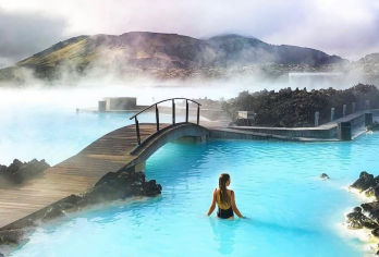 冰岛黄金圈蓝湖一日游火山口湖含舒适门票间歇泉黄金瀑布【亲临盖歇尔地热区，体验喷发的斯特罗克间歇泉：每5至10分钟喷发一次。】