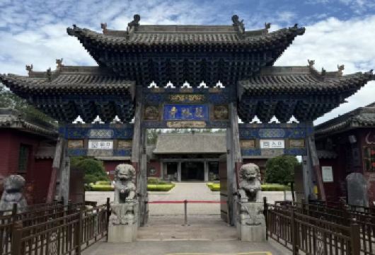 双林寺半日游/人工讲解-私家团/文史大咖1.5H深度讲解【双林寺是汉族地区佛教全国重点寺院，寺内两千余尊明代彩塑精美绝伦，享有 “东方彩塑艺术宝库” 的美誉。】