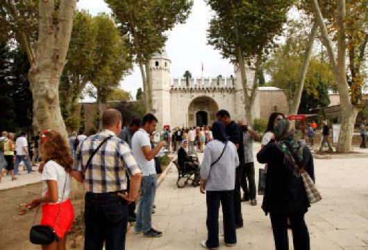 伊斯坦布尔亚洲大陆，托普卡帕宫后宫全日小团导览含门票【在恰姆勒贾山领略伊斯坦布尔令人叹为观止的全景风光。 领略恰姆勒贾清真寺的宏伟壮观，这是土耳其规模*大、*令人叹为观止的清真寺。 在导游陪同下参观托普卡帕宫及后宫，探索奥斯曼帝国苏丹的昔日居所】