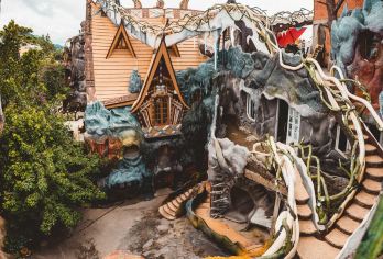 大叻出发前往朗比昂山、疯狂屋和达坦拉瀑布【朗比昂山——徒步或乘坐吉普车欣赏风景优美的全景。 疯狂屋——探索这座标志性大叻地标的独特、异想天开的建筑。 达坦拉瀑布——体验瀑布奔腾而下的美丽和刺激，可选择参加高空滑索等活动。】