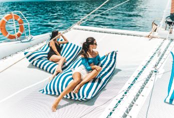 普吉岛皇帝岛+珊瑚岛一日游 【浮潜|海钓|观日落】【游艇级帆船出海，航速更快更平稳，超多水上项目，嗨翻假期，水清沙美皇帝岛，特色白沙滩，自在放松】