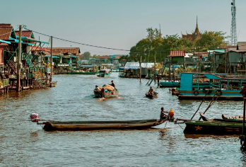 磅士卑水上村庄与日落船【文化之旅：首先参观热闹的湿货市场，在专家的带领下，感受充满活力的鱼类贸易和当地生活！宁静的乘船之旅：跟随英语导游，乘船游览磅礴水上村庄，体验独特的水上生活方式！日落之旅：以水上村庄的壮丽日落美景结束旅程，捕捉暹粒这处亮点的美丽与魅力！】