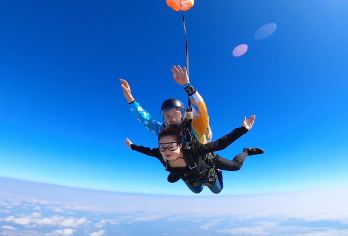 广东罗定鹰飞跳伞一日游【4000米海景跳伞+空中酷炫拍摄】【[刺激体验]高空自由落体，俯瞰震撼美景；】