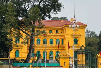 越南河内城市豪华一日游+胡志明陵墓群+独柱寺+民族学博物馆【胡志明陵墓群-独柱寺-民族学博物馆-镇国寺-文庙-火炉监狱】