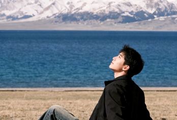 新疆博乐赛里木湖【日照金山/无人机/360°自驾环湖/1人起【升级景区自驾360°游全湖~景区不换乘丨超长景区游览时间。1-6人小团，1人起发成团无忧。】