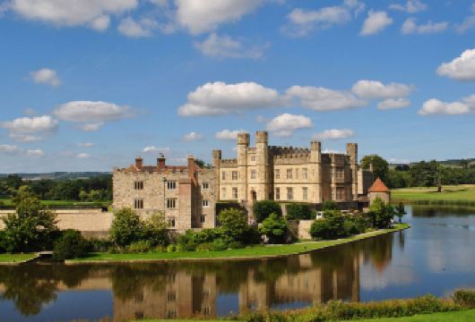 中文司导英国多佛尔白崖一日游坎特伯雷大教堂利兹城堡奔驰商务【1. 探索多佛白崖，感受英吉利海峡边的壮阔海景和清新海风。】