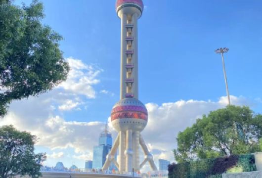 上海东方明珠塔纯玩一日游【瞧这全景，东方明珠宛如巨人傲立，直破云霄，与悠悠蓝天白云相映成趣，和谐如画。周边林立的建筑，在它身旁】