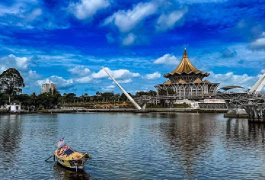 古晋文化遗产城市徒步之旅【探索古晋的标志性地标，包括水上清真寺、达鲁哈纳桥、古晋河滨公园和高耸的帕蒂维旗杆。漫步于充满活力的街道——亚答街、印度街和历史悠久的中央集市。在热闹的露天市场，您可以拍照留念，了解当地文化，并享用各种小吃。】