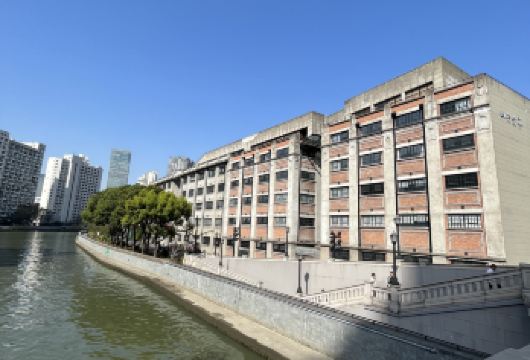 上海四行仓库抗战纪念馆+苏州河沿岸人工深度讲解 含耳麦【重走英雄足迹‌：沿苏州河经过西藏路桥、中国银行仓库旧址、浙江路桥，历“四行孤军”撤退途中的悲壮场景。】