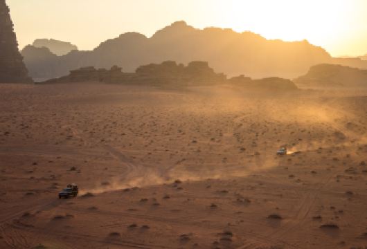 瓦迪拉姆：探险吉普车之旅通票 + 当地美食 + 滑沙 + 导游【在一位知识渊博的导游的带领下，体验瓦迪拉姆的历史和自然美景。 小跟团游确保您能获得导游的个性化关注和精彩的故事。 在被称为“红色火星沙漠”的瓦迪拉姆保护区内，可以俯瞰一些令人叹为观止的观景点。】