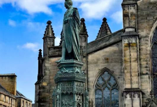 英国爱丁堡司各特纪念碑+英里大道+圣吉尔教堂+卡尔顿山一日游【高效衔接城堡、丘陵等高地景点，免去攀登劳顿，为老人与儿童节省宝贵体力。】