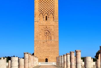 摩洛哥首都拉巴特包车游--摩洛哥皇宫+五世陵墓+乌干达城堡【摩洛哥皇宫--拉巴特的地标，乳白色外墙和绿色琉璃瓦很有特色，拍照很出片】