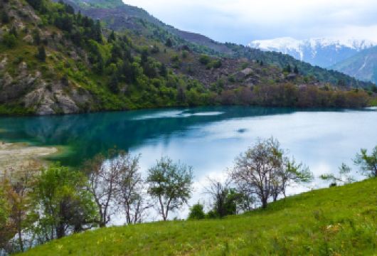 铁木尔达拉湖徒步【希肯特国家公园蒂穆尔达拉湖风景徒步之旅——畅享清澈湛蓝的湖水、清新的山间空气与宁静的高山景致。 令人叹为观止的卡拉塔格峡谷与山径风光——漫步穿越溪流、高原和杜松林，尽享群峰全景 在原始纯净的高山湖畔放松身心，捕捉**瞬间——体验未受破坏的自然风光、宁静祥和的氛围，以及令人难忘的摄影良机。】