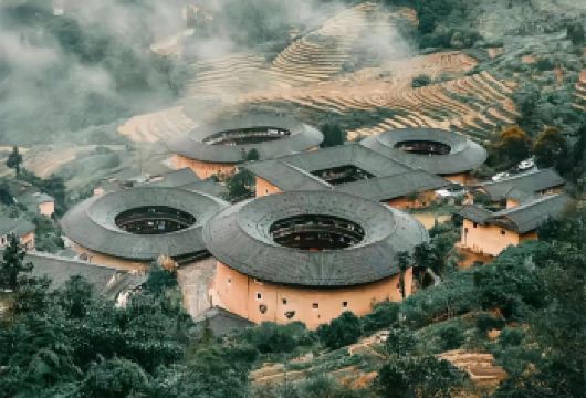 《野鸭子》田螺坑土楼四菜一汤+南靖云水谣景区+塔下村+裕昌楼【[多层体验]看土楼前身今世，亲身体验客家传统习俗文化+突出展示客家土楼文化精华，欣赏为一体+亲子甄选】