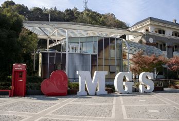 【杭州】莫干山国家公园和西湖风景名胜区私人定制游【探索这处曾深受中国领导人和外国使节喜爱的宁静山间度假胜地——茂密的竹林，凉爽的微风。 您可以乘船、步行或骑自行车游览杭州的瑰宝——西湖，感受其传奇般的景色和宁静的氛围。 享受私人车辆的舒适和可根据您的节奏和兴趣定制的行程，远离拥挤的旅行团。】