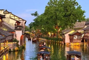 乌镇西栅+西塘古镇一日游【杭州市区上门接|西塘夜景江南水乡】【乌镇西栅：人文与水乡交织的梦幻之地】