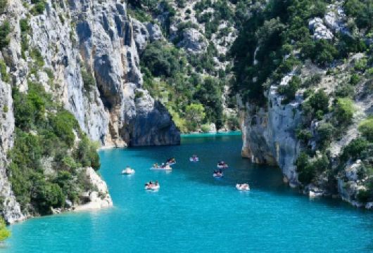 法国马赛往返瓦朗索勒-陶瓷小镇-圣十字湖-中文司机＆包车上门【中文司导，专车酒店接送，包车随心选择，行程可调整，深度游览。】