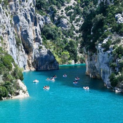 法国马赛往返瓦朗索勒-陶瓷小镇-圣十字湖-中文司机＆包车上门