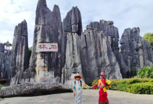 云南石林+九乡一日游【学生退40▼金牌导游▼纯玩无购物】【[游玩品质]真正纯玩，无购物，给游客充足时间饱览美景，身临其境感受地下溶洞地貌奇观！】
