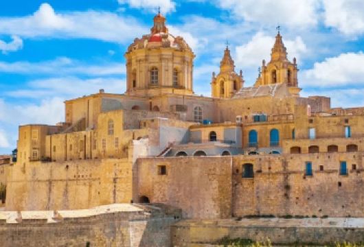 地中海心脏—马耳他定制包车游|中文司导|上门接送|全程无忧【大力水手村”！这里不仅是童年回忆的狂欢地，更是碧海蓝天下的一抹奇幻色彩。】