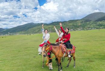 纳帕海草原骑马+阿丫土司宴（特色美食+藏族风情宴+含接送）【土司宴的菜品丰富，味道赞，让你一次性尝遍藏地美食。】
