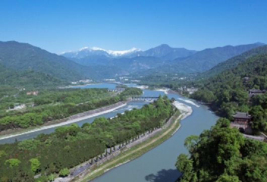 成都出发青城山+都江堰+仰天窝广场+蓝眼泪包车一日游【年水利工程+川西建筑与美食】