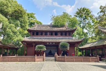 成都私人旅游：乐山大佛和黄龙溪古城文化之旅【您的私人导游将提供深入的历史和文化见解，让您参观乐山大佛 跟随知识渊博的导游深入了解四川省丰富的历史。 您的私人导游将带您探索黄龙溪古镇的隐藏瑰宝，例如古色古香的茶馆】