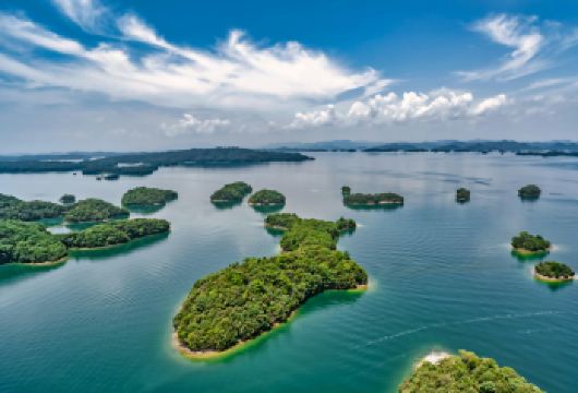 千岛湖城中湖+千岛湖天屿景区一日游【第一次来千岛湖的游客，建议您一定要走千岛湖中心湖，以及登顶梅峰岛，月光岛。打卡地标性岛屿梅峰岛。】