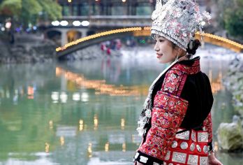 贵州千户苗寨+精致小团/上门接送/行程可调【千户苗寨作为中国大的苗族聚居村寨，以其独特的建筑风格和丰富的民族文化吸引了大量游客】