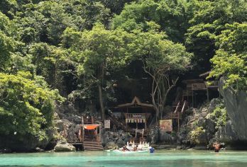 爱妮岛之旅 D 纯净泻湖的幸福与海滩氛围【卡德劳岛探险——探索爱妮岛*大岛屿上隐秘的泻湖和原始的白色沙滩。 天堂海滩和小泻湖——在岸边享用烧烤午餐，或在标志性的小泻湖中畅游。 纳特纳特海滩体验——沿着长长的白色沙滩漫步，在水边放松，或浮潜探索充满活力的海洋生物。】