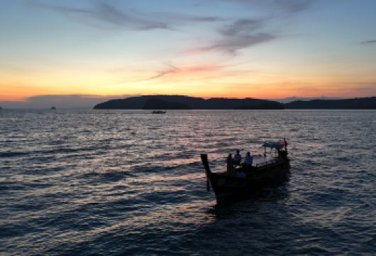 甲米出发：7岛浮潜+观日落+BBQ晚餐+寻找发光浮游生物【浮潜+登岛+探秘帕南洞穴，天然柔软的沙滩，温泉清澈的海水】