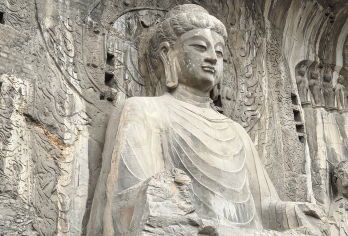 龙门石窟深度讲解半日游【2小时大咖讲解+畅玩门票+蓝牙耳麦】【[大咖精讲·耳麦清晰]资深讲师带队，配备专业耳麦，2小时深度讲解北魏至盛唐石窟艺术与历史演变。】