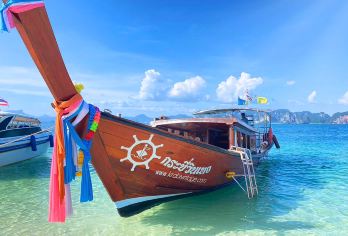 甲米：乘坐长尾船一日游览洪岛及泻湖浮潜之旅【探索美丽的洪岛，那里被碧绿的海水和壮观的石灰岩悬崖环绕。 从隐蔽的入口进入令人叹为观止的洪湖，享受在平静的碧绿湖水中游泳的乐趣。 体验泰国传统长尾船的当地风情，是享受宁静优美旅程的理想之选。】