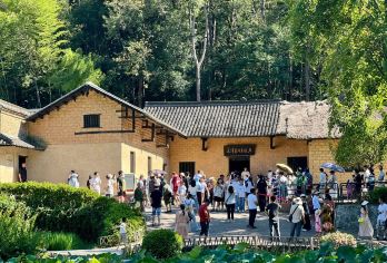 轻松游·车辆通行证 自驾韶山观景毛泽东故居+广场！【[优选行程]随到随用，秒开景区通行证快速入园，无需换乘旅游大巴，行程自由，时间自由！】